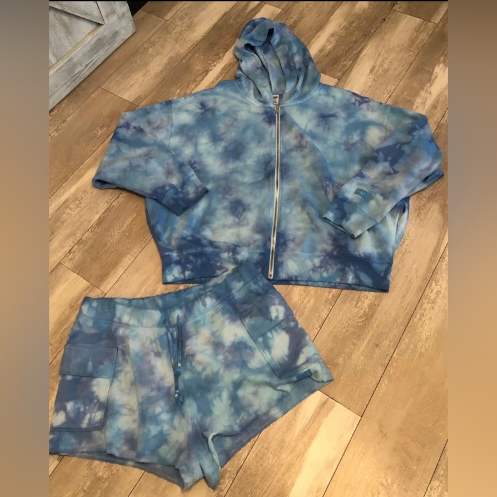 Vs pink super rhtf size large its a oversized fit in my opinion